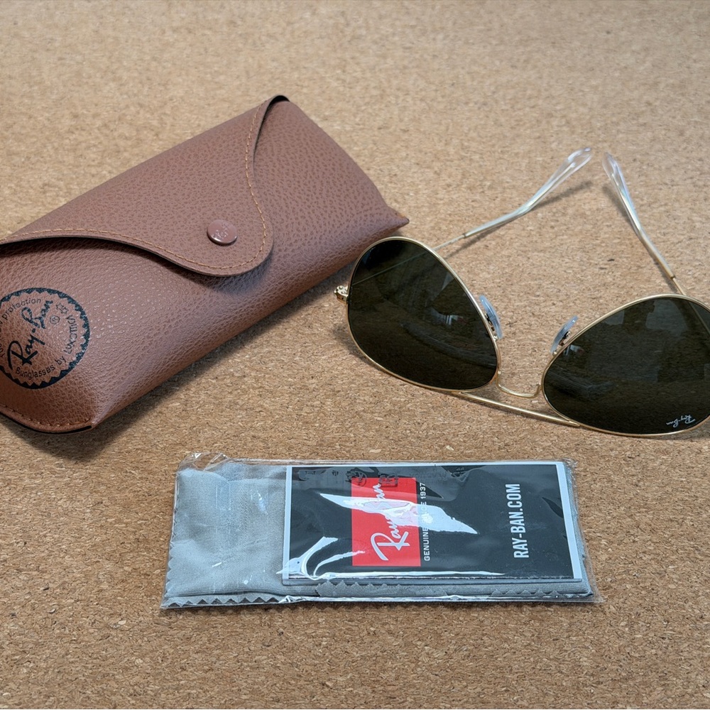 Ray-Ban Classic Gold Aviator Sunglasses - Picture 2 of 11